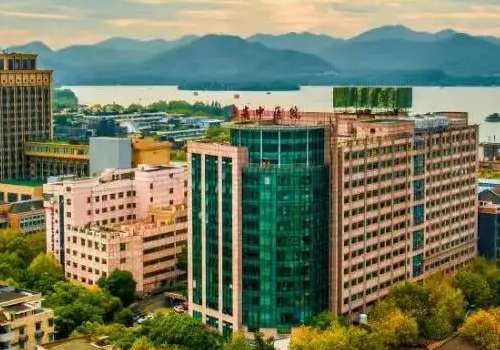 杭州中医药大学附属医院耳垂畸形修复费用多少?7800元起，博士团队亲诊